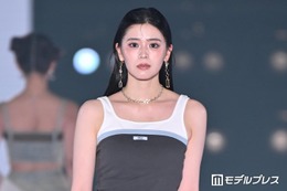 超ときめき宣伝部・坂井仁香、素肌輝くタンクトップ姿 前髪上げクールオーラ放つ【関コレ2026S/S】