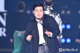 令和ロマン・松井ケムリ、レースマント姿でシークレット登場 終始笑顔でお手振り【関コレ2026S/S】 画像