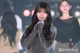 元日向坂46高本彩花、小花柄パンツ×レイヤード風トップスのラフコーデ 華やかオーラで視線独占【関コレ2026S/S】