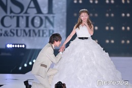 ばんばんざい・ぎし、妻・桜井美悠の手にキス タキシード＆ドレス姿で恋人繋ぎ【関コレ2026S/S】 画像