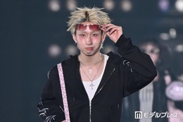 「今日好き」MON7A（もんた）、ジャージ×ピンク小物の平成ギャルファッションでランウェイ【関コレ2026S/S】