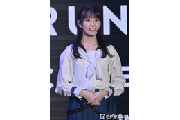 櫻坂46石森璃花、美脚際立つミニスカ＆メガネコーデ披露「小顔すぎる」「反則級の可愛さ」と反響 画像