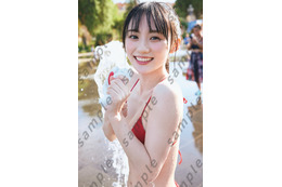 乃木坂46川崎桜、美肌輝く水遊びショット 1st写真集封入ポストカード第6弾公開【エチュード】