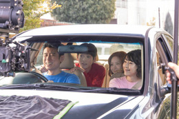 高橋文哉・畑芽育ら「クレヨンしんちゃん」実写化ムービーで“野原一家”再集結 髪型が特徴的な新キャラも