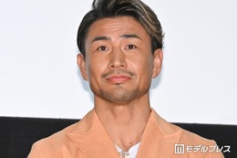 魔裟斗、両親を顔出し公開 金婚式の一家集結ショット「ご両親も美男美女」「いつまでも仲良しで素敵」の声