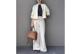 白系ワントーンの大人のパンツコーデ。品と大人感の秘訣はゴールドボタンのアクセント【40代の毎日コーデ】 画像