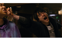大きく拳を振る鈴鹿央士ほか、見上愛＆菅生新樹らメインキャスト捉える Netflixシリーズ「喧嘩独学」場面写真