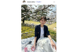 美人気象キャスター、色白美脚際立つミニ丈姿に熱視線「絵になる」「理想の脚線美」