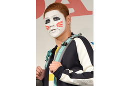 ゴールデンボンバー樽美酒研二、腹筋際立つ上裸姿でのレコーディング風景公開「バキバキでカッコいい」