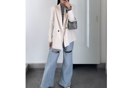 ZARAのオーバーサイズ白ジャケットが主役。×ワイドデニムで作るこなれ感ある春の着こなし【40代の毎日コーデ】 画像