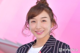 加護亜依、ミニボトム×レースタイツピンク衣装で美脚見せ「スタイル良すぎ」「大人可愛くて素敵」の声