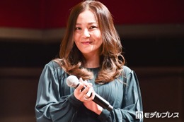 華原朋美、ミニスカコーデで息子とUSJ満喫「おしゃれ」「楽しそう」の声