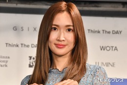 紗栄子、白ミニワンピコーデ公開「脚長すぎる」「スタイル抜群」の声