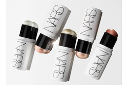 NARS、人気の「ライトリフレクティング ルミナイジングパウダー」に待望のスティックタイプが登場