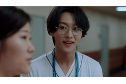 ROIROM本多大夢、CM単独初出演 “あたふたする”新人ナース役で登場