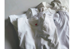 なぜ今、あえて“白T”なのか。究極の普通がカルチャーになる理由