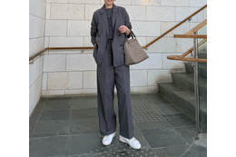 忙しい朝に頼れるセットアップ。ほどよいカジュアル感の秘訣はインに着たロゴＴ【40代の毎日コーデ】 画像