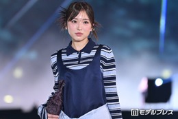 矢吹奈子、ミニ丈ワンピでスラリ美脚披露 爽やかポロニット×腰巻きスタイルでハイセンスな着こなし【ガルアワ2026SS】