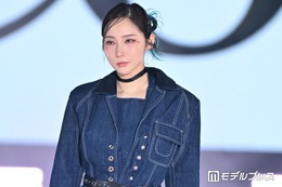 ファーストサマーウイカ、青髪チラリ個性派ヘア姿 スリットからのぞく美脚に「カッコいい」「SEXY」の声【ガルアワ2026SS】 画像