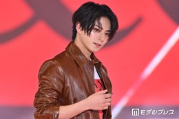 岩瀬洋志、唇拭うセクシー仕草にキュン ロングコートで抜群スタイル際立つ 【ガルアワ2026SS】 画像