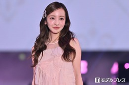 板野友美、美デコルテ透けるノースリワンピ姿 多幸感たっぷりランウェイ【ガルアワ2026SS】 画像