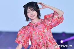 なえなの、色白美脚際立つ 個性派ミニワンピがお似合い【ガルアワ2026SS】 画像