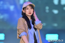 日向坂46金村美玖、キャップ×ブルーシャツで新境地「カジュアルでも上品」「自然だけどオーラすごい」と反響【ガルアワ2026SS】 画像