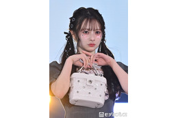 AKB48新センター・伊藤百花、ツインテール姿で甘めオーラ全開 ミニ丈ワンピから美脚披露【ガルアワ2026SS】 画像