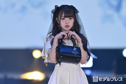 MINAMI、ミニ丈オフショルワンピで美肩＆美脚全開 大ぶりリボンハーフツインがキュート【ガルアワ2026SS】 画像