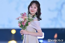 本田紗来、美肩＆美脚輝くミニ丈ワンピ姿に視線集中「透明感すごい」「理想のスタイル」【ガルアワ2026SS】 画像