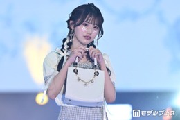 秋元康プロデュースRain Tree綾瀬ことり、大ぶりリボン着こなす甘めファッション披露「可愛すぎ」「スタイル完璧」【ガルアワ2026SS】 画像