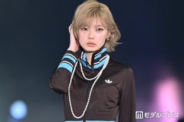 櫻坂46藤吉夏鈴、個性派コーデ着こなし パールネックレスで外す【ガルアワ2026SS】