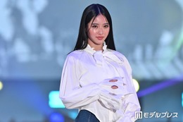 藤岡弘、次女・天翔天音、ボディスーツ風シャツでハイセンスな着こなし「かっこよすぎ」「オーラ半端ない」の声【ガルアワ2026SS】