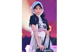 カジサック長女・梶原叶渚、ロックTシャツ×レースバブーシュカで甘辛MIXな着こなし スラリ美脚のぞく【ガルアワ2026SS】