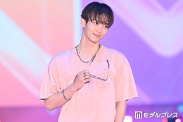 「ブルーロック」実写化出演話題・野村康太、メガネ外して微笑む 春色Tシャツ×デニムパンツで闊歩【ガルアワ2026SS】