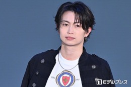 「ブルーロック」実写化出演話題・綱啓永、12個ボタンジャケット着こなす シンプルコーデでスタイル輝く【ガルアワ2026SS】 画像