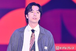 河合郁人「ガルアワ」サプライズ登場で投げキス披露 グレージャケット＆個性派ネクタイでクールな雰囲気【ガルアワ2026SS】 画像