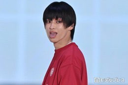 松本怜生、前髪下ろしたモードヘア 舌ペロで歓声誘う「カッコよすぎ」「見惚れた」【ガルアワ2026SS】 画像