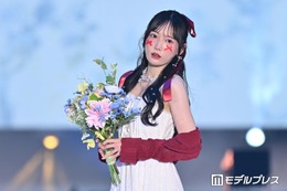 ≠ME鈴木瞳美、カーディガンから美肩チラ見せ リボンメイクがキュート【ガルアワ2026SS】 画像