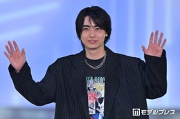 豊田裕大、 黄色い歓声に笑顔でお手振り ジャケット×プリントTシャツで遊び心溢れる着こなし【ガルアワ2026SS】