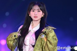 乃木坂46川崎桜、個性派レースシャツから美脚スラリ 迷彩柄ダウンで遊び心溢れる【ガルアワ2026SS】 画像