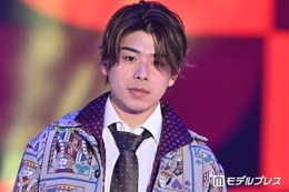 こーくん、ソロでランウェイ登場 トランプ柄ジャケットがインパクト大【ガルアワ2026SS】 画像