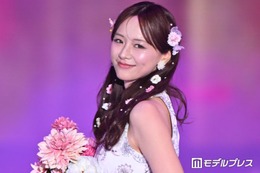 森香澄、お花たっぷりヘアがキュート 甘めワンピコーデに「妖精さんみたい」「可愛すぎる」と絶賛の声【ガルアワ2026SS】 画像