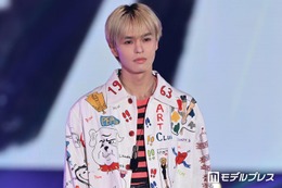 奥野壮、プリントジャケット姿でランウェイ 鮮やかアイテムも難なく着こなす【ガルアワ2026SS】 画像
