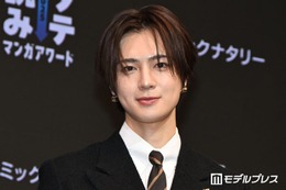 INI佐野雄大、OCTPATH＆MAZZELメンバーと「ギリギリ夜桜」鑑賞ショットに反響「カッコよすぎる3人」「ほぼ変装してなくてビックリ」