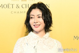 真木よう子「母とはなんぞや…」顔に0歳娘の脚乗るショット公開「むちむちあんよが可愛い」「赤ちゃんあるある」と話題 画像