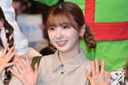 NiziUミイヒ、韓国の街中散歩ショット公開「ビジュ強すぎ」「遭遇したい」の声 画像