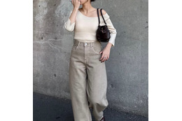 春に挑戦したいニュアンスカラーコーデ。主役トップスを際立たせるならデニムはベージュ系をセレクトして【40代の毎日コーデ】 画像