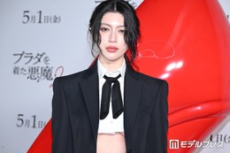 三吉彩花、へそピ目立つショート丈シャツコーデ マニッシュの中に柔らかさ選出【プラダを着た悪魔２】 画像