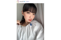 MAX・MINA、ニーハイブーツから美脚チラリ「スタイル良すぎ」「脚長い」の声 画像